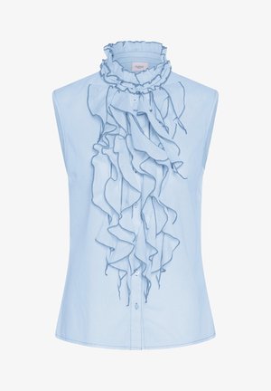 Ärmellose hellblaue Bluse mit hohem gekräuseltem Kragen und vorne herabfallenden Rüschen, die mit dunkelblauer Naht eingefasst sind.