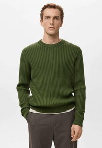 Zelený rebrovaný pletený sveter s okrúhlym výstrihom a dlhými rukávmi. Vyrobený z mäkkej tkaniny, so struktúrovaným vzorom a priliehavým strihom.