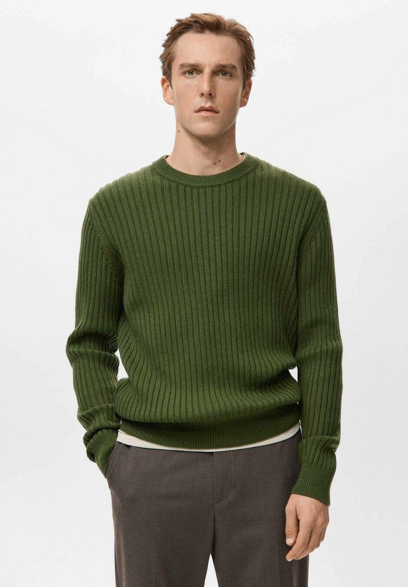 Zelený rebrovaný pletený sveter s okrúhlym výstrihom a dlhými rukávmi. Vyrobený z mäkkej tkaniny, so struktúrovaným vzorom a priliehavým strihom.