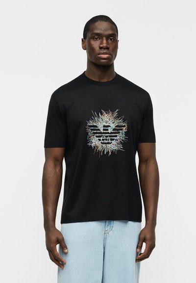 Μαύρο βαμβακερό t-shirt με πολύχρωμο, αφηρημένο λογότυπο στην μπροστινή πλευρά. Κοντά μανίκια και κλασικός στρογγυλός λαιμός.