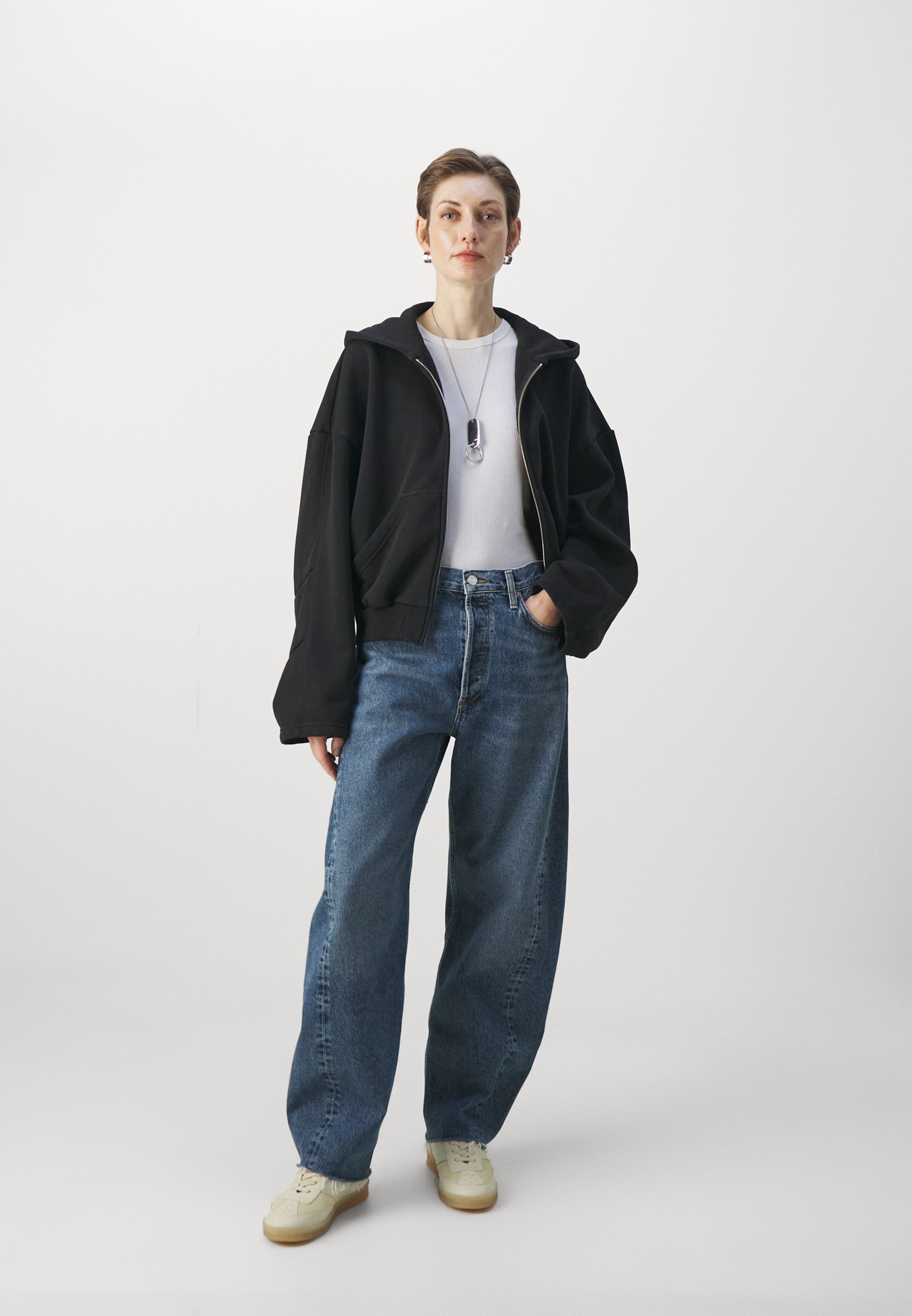 【関税込み】Maison Margiela ブラック 刺繍 フーディ 関税・送料無料】Maison Margiela ブラック ロゴ刺繍 フーディ