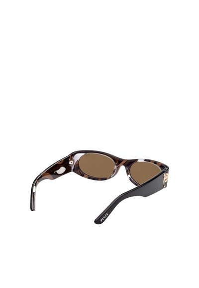 Kočičí sluneční brýle v želvovinovém designu s hnědými čočkami, protáhlý oválný tvar, lesklý povrch a černé bočnice s zlatým akcentem.