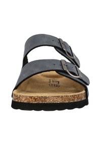 Svarta lädersandaler med två justerbara remmar och silverfärgad spänne. Korkfotbädd och svart gummisulor. Enkelt design utan mönster.