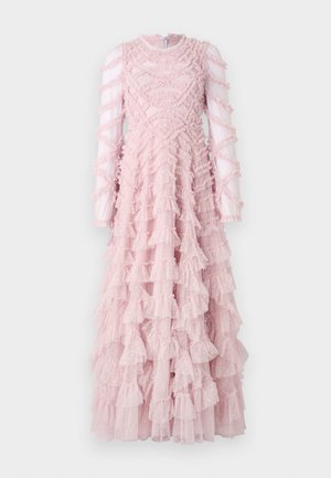 Robe rose à volants avec de longues manches transparentes, présentant un corsage texturé et des volants superposés sur la jupe, créant une apparence volumineuse.