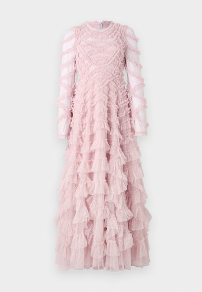 Roze gerimpelde jurk met lange doorschijnende mouwen, featuring een textuur bodice en gelaagde frills op de rok, wat zorgt voor een volumineuze uitstraling.
