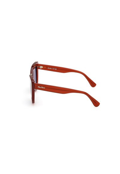Gafas de sol rectangulares con montura de plástico rojo, con acentos metálicos y varillas delgadas. Las lentes son oscuras, lo que proporciona un contraste audaz.