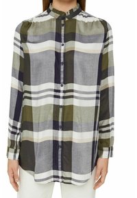 Chemise à manches longues en tartan gris, olive et blanc. Comprend un devant à boutons, un col avec volants et une coupe décontractée. Texture de tissu douce.