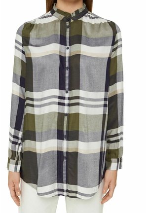 Chemise à manches longues en tartan gris, olive et blanc. Comprend un devant à boutons, un col avec volants et une coupe décontractée. Texture de tissu douce.