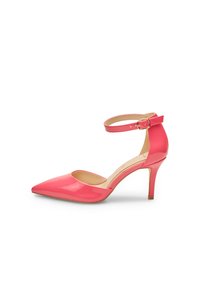 Zapato de tacón alto de charol rosa con punta afilada, correa en el tobillo y un tacón de 10 cm. Textura suave y diseño de corte abierto.