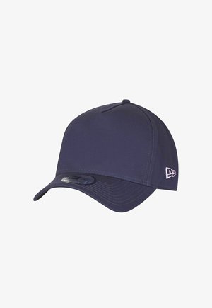 Casquette de baseball bleu marine avec une visière courbée et une couronne arrondie, présentant un logo brodé rose sur le côté. Fabriquée en tissu doux.