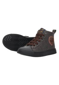 Grijze high-top sneakers met een gestructureerde suède bovenkant, bruine veters, rubberen neuskap en een gestippelde zwarte outsole. Bevat een logo-opdracht.