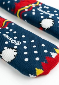 Calze di cotone blu con pois bianchi, motivi rossi e gialli, e un design di pecora. Include il marchio Disney sul lato.