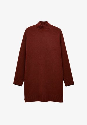 Maglione a maniche lunghe, con polsini e orlo a costine, di colore rosso scuro, con un colletto alto a costine.