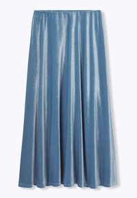 Jupe longueur sol de couleur bleu clair, fabriquée en tissu brillant et lisse ; elle présente une large taille élastique et un design fluide avec des drapés subtils.