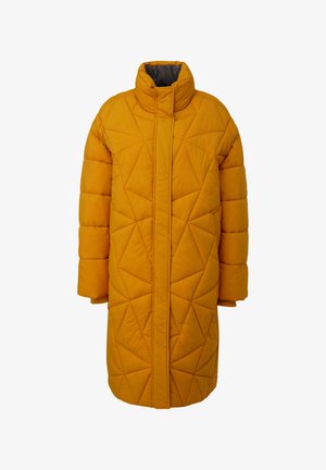 Manteau long matelassé jaune avec un col montant, présentant des motifs de couture géométriques et une fermeture éclair à l'avant. Texture douce et lisse avec des manches longues.
