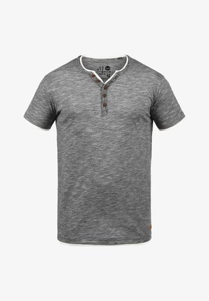 Chemise grise à manches courtes avec une texture, dotée d'un col rond bordé de blanc et de trois boutons marron sur la patte de boutonnage.