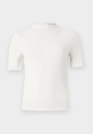 Weißes, geripptes Kurzarmshirt mit wellenförmigem Saum an Ausschnitt und Ärmeln, mit figurbetontem Schnitt vor einfarbigem Hintergrund.