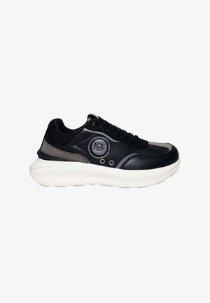 Baskets noires et grises avec semelle blanche épaisse et logo « ICE ICEBERG » sur le côté, présentées de profil face à droite.