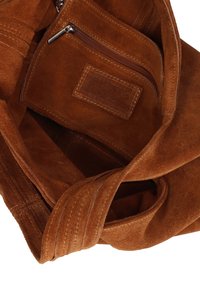 Braune Wildleder-Handtasche mit weicher Textur, ausgestattet mit einer Reißverschlusstasche und genähten Akzenten. Das Innere bietet geräumige Fächer für die Aufbewahrung.