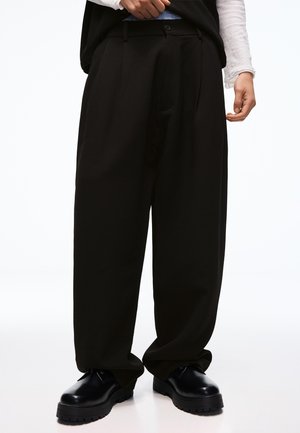 - Spodnie materiałowe