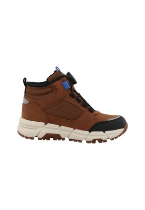 Sneaker marrone alta con punta nera, suola bianca robusta, linguetta blu e chiusura a quadrante nera, progettata per uso esterno.
