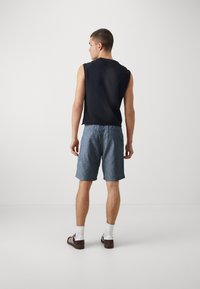 GAP ESSENTIAL - Shorts - indigo chambray