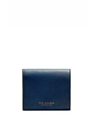 Cartera de cuero azul oscuro con texto dorado "The Bridge Firenze 1969" en el frente, mostrada cerrada sobre un fondo blanco.