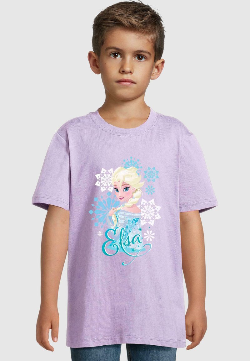 Lilac kokvilnas t-krekls ar grafiku, kurā attēlots varonis ar gaišiem matiem, zilu kleitu un sniega ziedu dizainu, ar vārdu "Elsa" kursīvā.