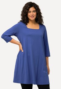 Blauwe tuniek met lange mouwen en een vierkante halslijn, met een losse pasvorm, gemaakt van zachte stof, met zijzakken en een gladde textuur.