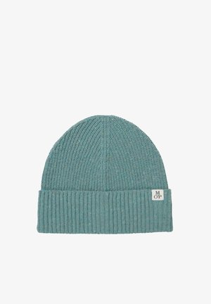 Gebreide teal muts met een omgeslagen geribbelde rand. Voorzien van een klein wit merkje aan de zijkant. Zachte textuur en nauwsluitend ontwerp.