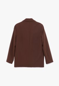 Brun frakke med en blød tekstur, der har en sjalkrave og lange ærmer. Designet er minimalistisk med en lige pasform og detalje i bagsømmen.