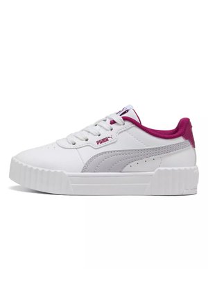 Witte Puma-sneaker met dikke geribde zool, grijze zijstreep en bordeauxrode voering en accenten, zijaanzicht.