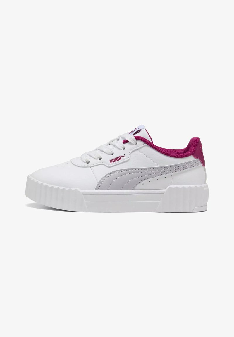 Baskets blanches Puma avec semelle épaisse crantée, bande latérale grise et doublure intérieure et détails bordeaux, vues de côté.