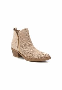 Botín de tobillo beige hecho de tela perforada con cremallera lateral, tacón bajo y suela de goma suave. Patrón texturizado en toda la superficie.