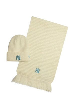 Sciarpa in maglia a coste color crema con frange e berretto abbinato, entrambi con un piccolo logo ricamato blu.