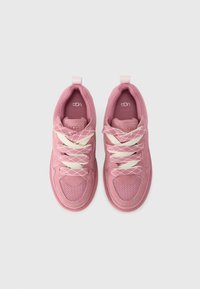 Paire de baskets UGG roses avec lacets à motifs blancs et roses, tiges en mesh et daim, photographiées vue de dessus sur fond blanc.