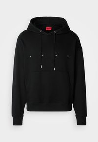 Sudadera negra de tela suave con un bolsillo tipo canguro, cordones ajustables y el texto "HUGO" en blanco en la parte frontal.