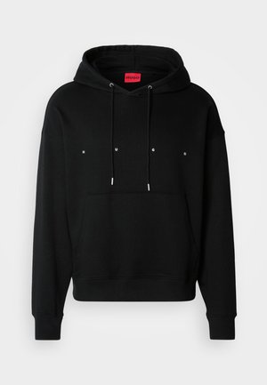 Černá mikina z měkké látky s klokaní kapsou, nastavitelnými šňůrkami a bílým textem "HUGO" na přední straně.