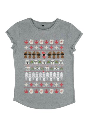 Szara bawełniana koszulka z grafiką na przodzie, przedstawiającą powtarzające się znaki, symbole i akcenty w kolorach czerwonym, brązowym, czarnym i białym.