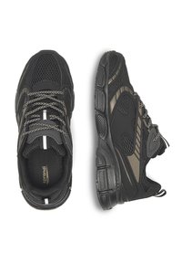 Čierne športové topánky s vrchnou časťou z sieťoviny a syntetického materiálu, s šedými akcentmi, hrubou gumovou podrážkou a reflexnými šnúrkami. Viditeľný bočný profil.