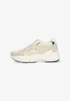 Beige sneaker met mesh- en suède materialen, zilveren accenten, een chunky witte zool en ronde veters. Zijkant met branding zichtbaar.