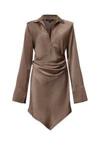 Vestido envolvente de satén marrón con cuello con solapa, mangas largas y dobladillo asimétrico con pliegues sutiles en la cintura.