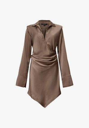 Brązowa sukienka kopertowa z satyny z kołnierzem, długimi rękawami i asymetrycznym dołem z delikatnymi fałdami w talii.