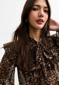 New Look LEOPARD PRINT RUFFLE BIB - Blusa - brown pattern