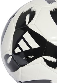 Čiernobiela futbalová lopta s lesklým povrchom, s cikcakovým vzorom a nápisom "TIRO CLUB" a logom Adidas v čiernej farbe na bielej časti.