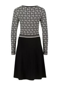 Robe noire à manches longues avec un motif de texte blanc en répétition verticale en haut et une jupe noire unie en bas.