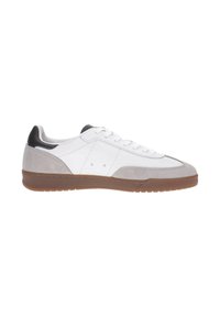 Sneaker bianche in pelle con accenti in camoscio grigio e un tallone nero, dotate di una suola in gomma e sei asole con lacci bianchi.