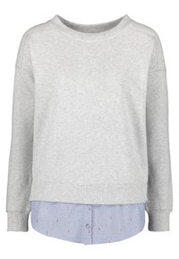 Sweat-shirt gris à manches longues, col rond et poignets côtelés, porté sur une chemise boutonnée bleu clair avec de petits motifs.