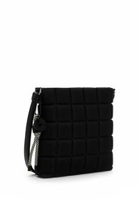 Borsa a tracolla nera, imbottita, con texture trapuntata, dotata di una tracolla regolabile e accenti intrecciati bianco e nero. Forma rettangolare compatta.