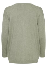 Maglione verde a maglia con una vestibilità ampia, scollatura larga e maniche lunghe. Presenta polsini e orli a coste, con una texture liscia e morbida.